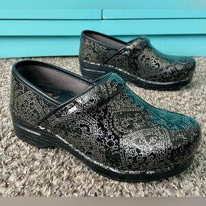 Dansko Black Clogs Silver Floral Pattern Non-Slip Sole Professional XP 2.0 Shoe